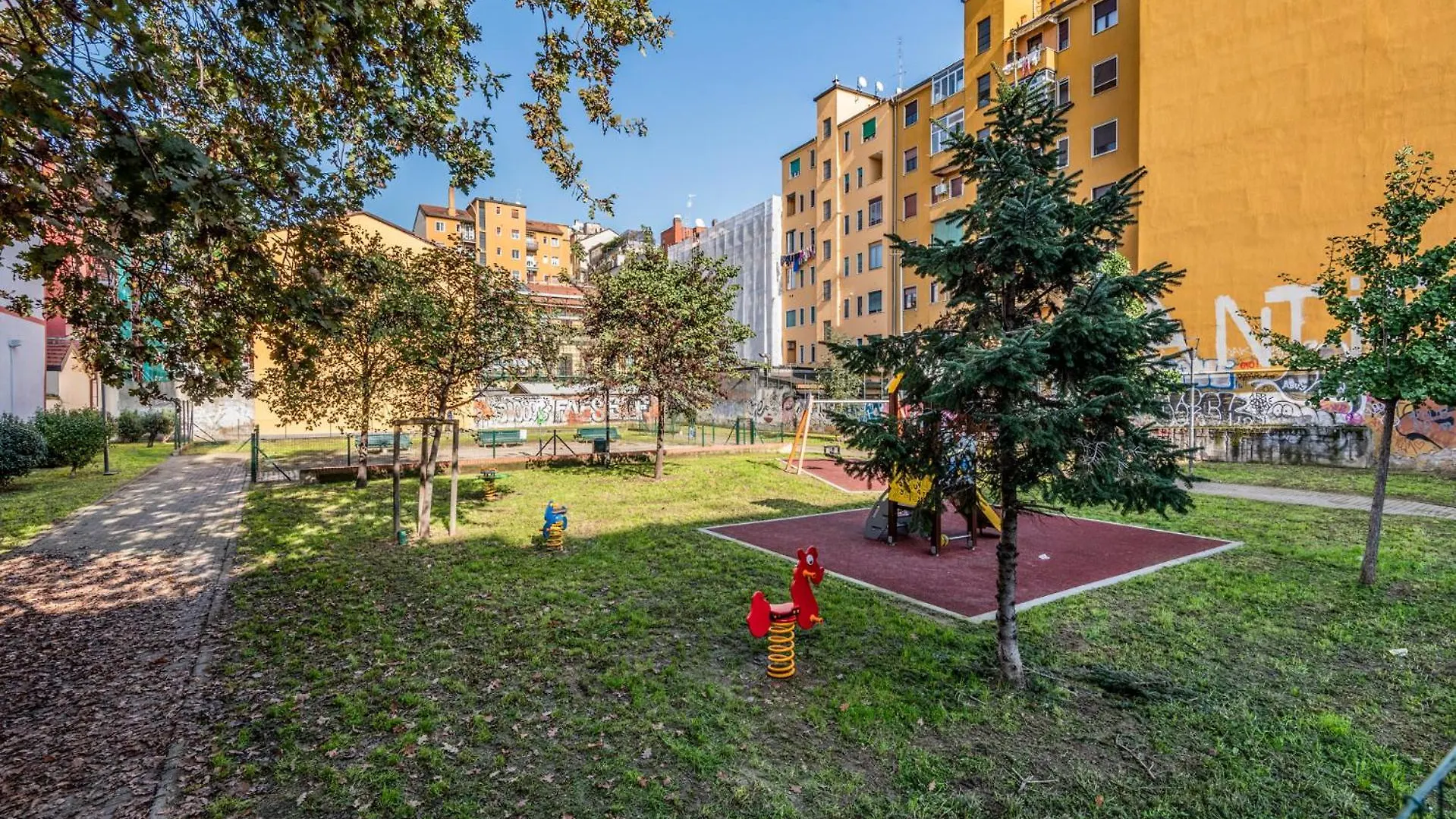 Via De Sanctis 26 Milano 4 Pax Apartment Italy
